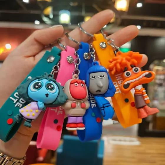 Novo Disney Inside Out2 Figura Pingente Porta-Chaves Para Mulher Homem Mochila Fãs Acessórios Coleção De