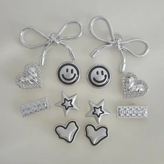 12 Pçs/set Prata Rosto Sorridente Série Sheo Acessórios Arco Nó Em Forma De Coração Sapato Fivela Encantos Para Mulheres