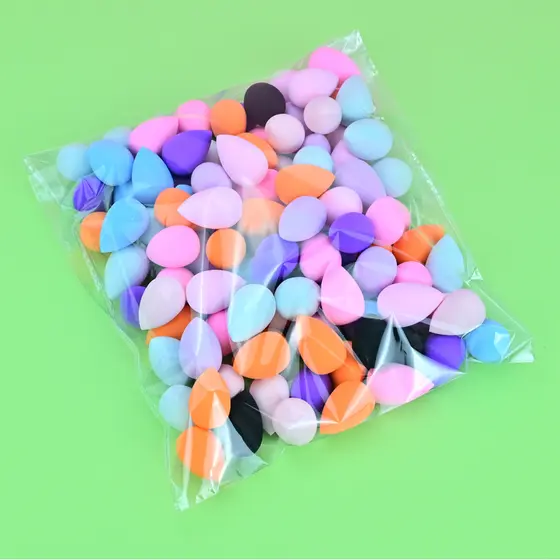 Novo Conjunto de 100 Esponjas de Maquiagem Mini em Forma de Gota, Cores Aleatórias, Puffs para Pó Seco e Molhado