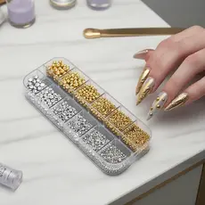 Kit de Arte para Unhas 12 Divisórias: Strass 3D, Pérolas Caviar, Encantos Metálicos Ouro/Prata e Joias de Aço