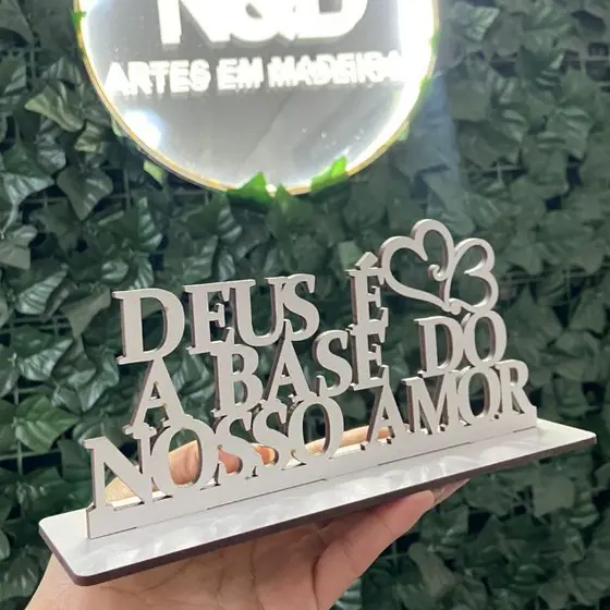 Escrita Deus é a base do nosso amor - MDF