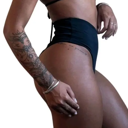 Calcinha hot pants, cintura alta, proteção UV, poliamida, chapa barriga, costura reforçada.