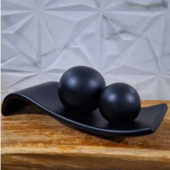 Rampa preta com 2 bolas decoração