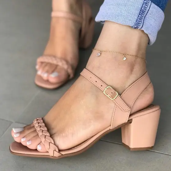 Sandália salto bloco, confortável, tira trançada