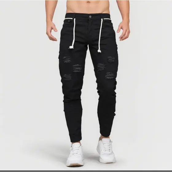 Calca preta rasgada estilo jogador com lycra skinny