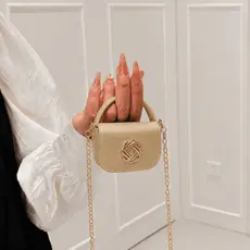 Mini Bolsa Feminina Preta com Metal de Flor Dourado – Elegante e Sofisticada