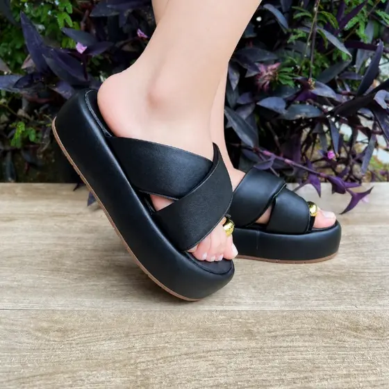 Sandália Feminina Flatform Tiras Acolchoadas Cruzadas e Enfeite dourado