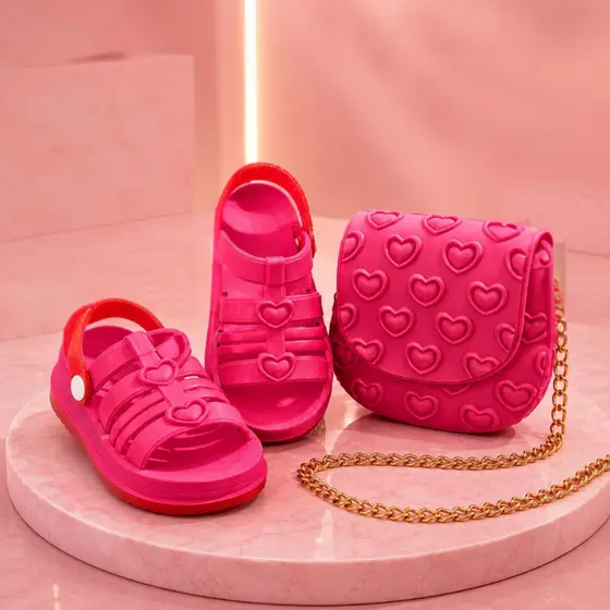 Kit Sandalia Infantil Feminina com Bolsa de Coração Elegante