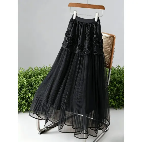 Saia midi em tecido de tule com detalhes de rosas e renda