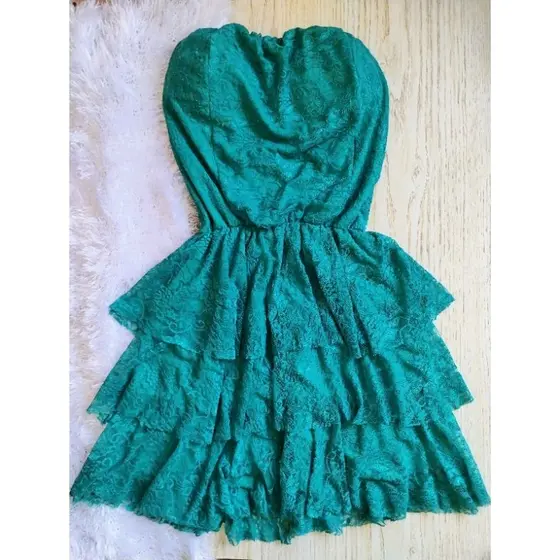 Vestido tomara que caia verde com renda e bojo