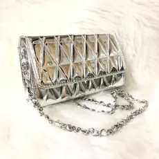 Bolsa Carteiro Tiracolo Material Metalizada Espelhada Bordada Triangulo Com Corrente Tirinha Transpassada
