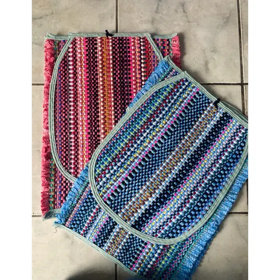 Kit Tapetes de Banheiro Trançados em Azul e Rosa - 3 Peças para um Toque Especial kit composto de três tapetes trançados