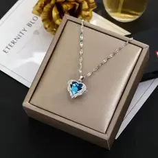 Colar em aço titânio com cristal azul oceano em formato de coração e pingente em formato de coração que não desbota