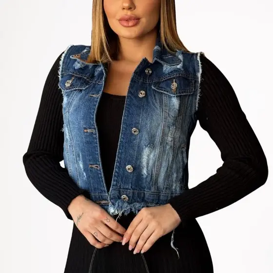 483 - Colete Jeans Feminino Destroyed Curto Com Barra Desfiada Carmen Jeans