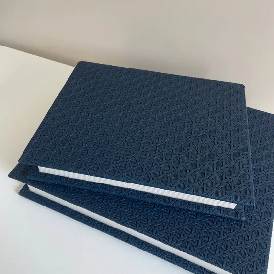 Livro Decorativo de MDF e PU - Azul Escuro Médio