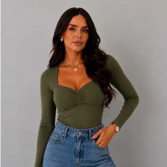 Blusa Canelada Feminina Decote Franzido Tecido Leve Segunda Pele Look Básico Elegante Casual