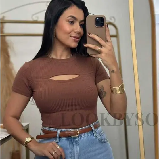 Blusa Feminina Canelada com Recorte  Decote Vazado • Manga Curta • Estilo Moderno