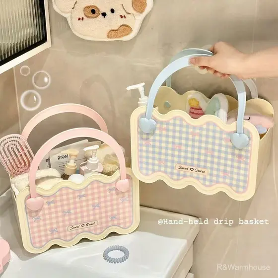 Cesta de banho portátil e charmosa para guardar artigos de higiene pessoal, um item indispensável para o banheiro.