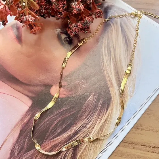 Colar choker fita torcido folheado banho ouro 18k