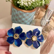 Brinco flor esmaltado folheado ouro 18k