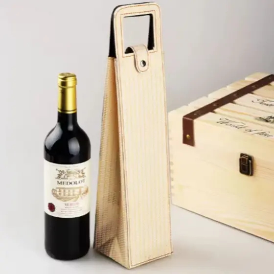 Bolsa para Vinho em Courino Dourada com Detalhe Croco – Porta Garrafa para Presente Sofisticado