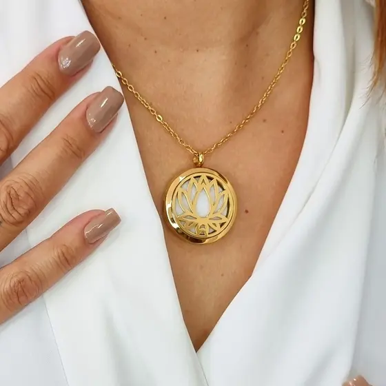 Colar Aromático Difusor Pureza e Equilíbrio Design Moderno óleos essenciais Flor de Lótus Dourado