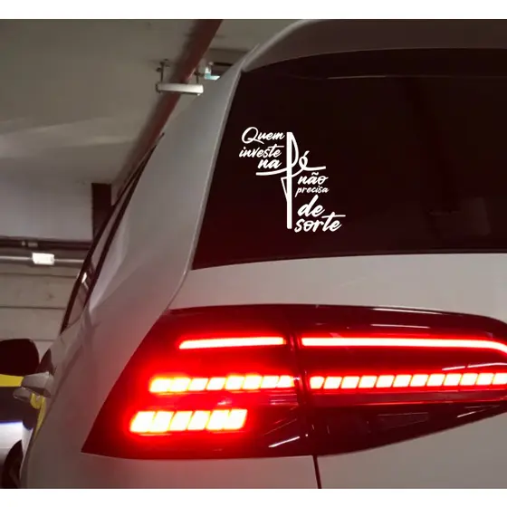adesivo quem investe na fé não precisa de sorte para carro moto e caminhão 18cm