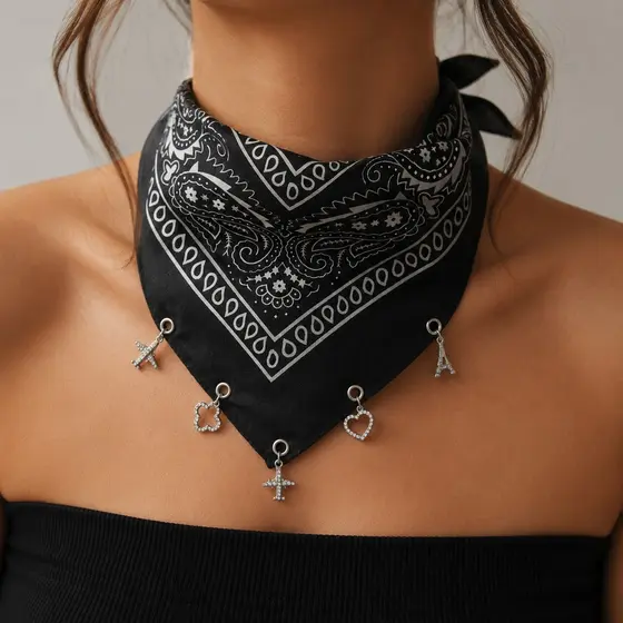 Lenço Bandana Estampado Pingentes Preto Coração Chave Cruz Ursinho Cadeado Torre eiffel