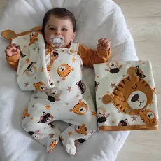 Saída de Maternidade Bebê Menino com Bordado Tigre Luigi Bege com Naninha Tamanho P