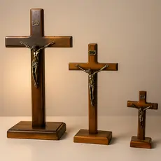 Crucifixo de Madeira com Apoio para Mesas Escrivaninha Altar 3 Tamanhos 30cm 21cm e 10,5cm