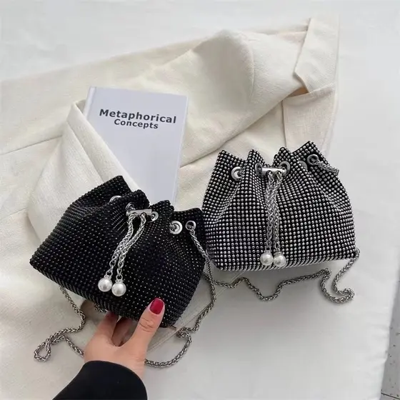 Bolsa de Strass/ Brilho com alça de Corrente Transversal