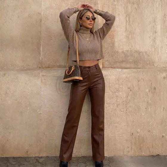 Calça Feminina Couro Sintético Pantalona Wide Leg Elegante - Do P ao GG