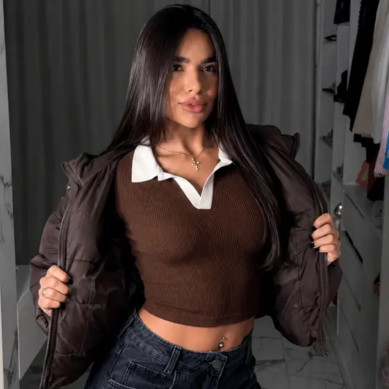 Cropped Polo Feminino Canelado Gola Contrastante Blusa Justa Casual Elegante Manga Curta Dia a Dia