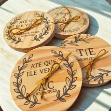 Porta Aliança de Madeira Personalizado com Nomes para Casamento - Rústico com Suporte e Envio em 24h