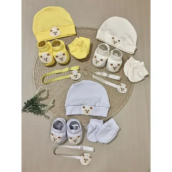 KIT ACESSORIO UNISEX COM TOUCA SAPATINHO LUVAS E PRENDEDOR DE CHUPETA TEMA OVELHINHA