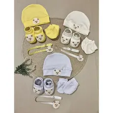KIT ACESSORIO UNISEX COM TOUCA SAPATINHO LUVAS E PRENDEDOR DE CHUPETA TEMA OVELHINHA