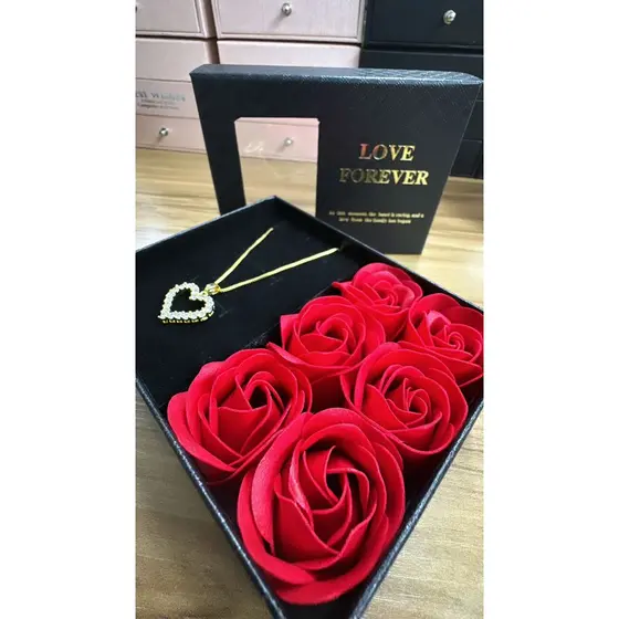 JOIA COLAR ROSAS PRESENTE LUXO FEMININO