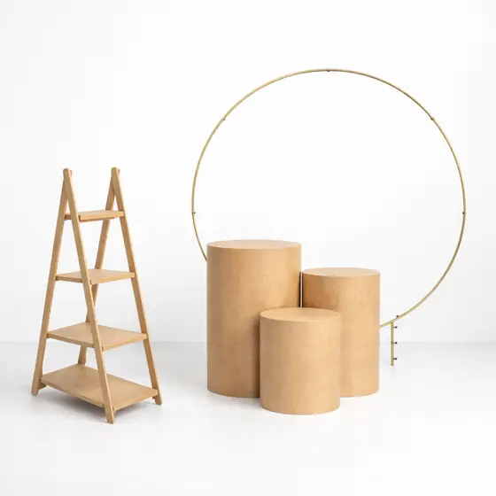 Kit decoração de festa pegue e monte acompanha trio cilindro, arco e escada de chão.