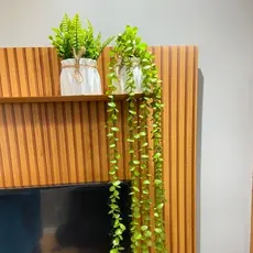 Kit 2 arranjos de flores artificiais Decorativas com Folhagens Artificiais: Eucalipto Pendente e Folhagem com Laço