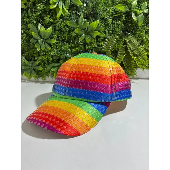 Boné Lantejolas LGBT Arco-Íris para Arrasar na Moda