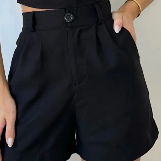 Bermuda casual feminina de alfaiataria .
