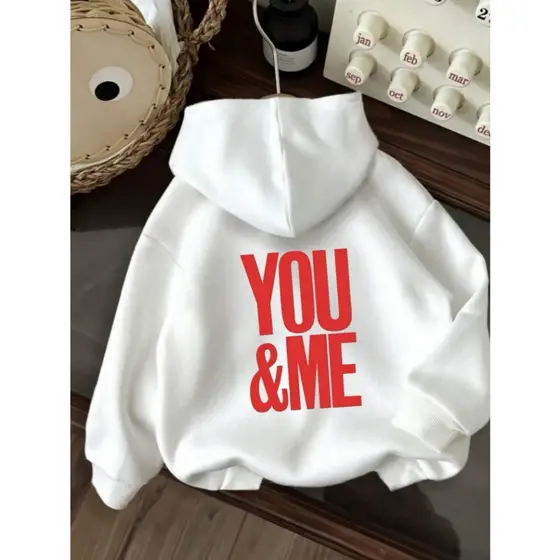 Moletom Casual Unisex com Capuz e Estampa Gráfica - YOU & ME Letras Vermelhas em Destaque, Cordão Ajustável no Capuz, Te