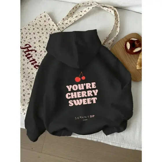 Moletom Casual Unisex com Estampa de Cereja e Frase "You're Cherry Sweet" - Manga Longa Rosa Suave, Capuz Ajustável com