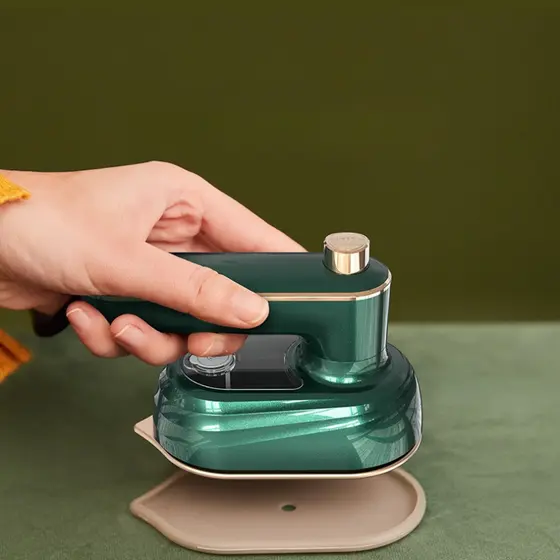 Mini Ferro De Passar Roupas a Vapor Pequeno Perfeito Para Viagem / Elétrico Bivolt