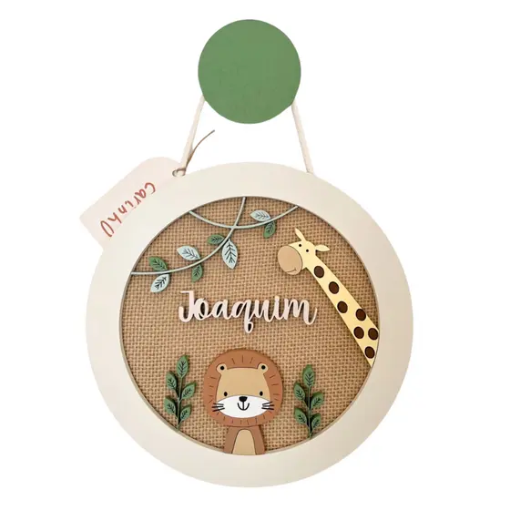 Quadro Enfeite de Porta Maternidade Leãozinho Animais Safari Selva Atelier Belly MDF
