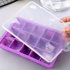 Forma de Gelo em Silicone com Tampa – 15 Cubos, Cor Roxa, Verde, Flexível e Fácil de Desenformar