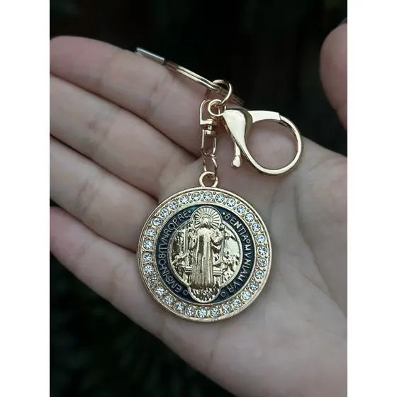 Chaveiro Religioso — Divino Espírito Santo, São Bento e Cruz, com toque de brilho e elegância!