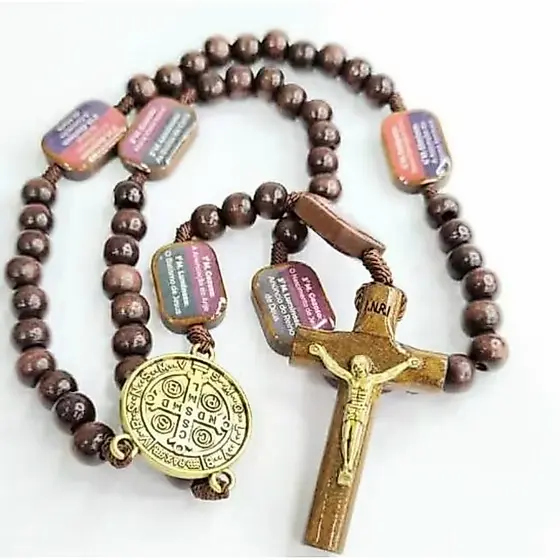 Terço de São Bento e Nossa Senhora Aparecida em Madeira Envernizada – Contemplação dos Mistérios Sagrados