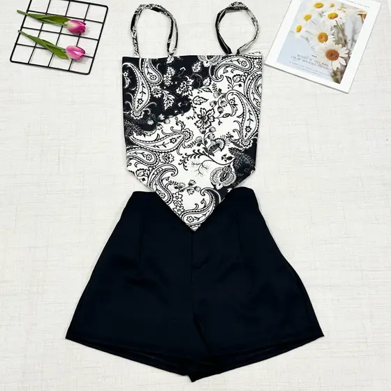 Conjunto camisa com tamanho unico com amarra atras e com estampa , short com ziper sem bolso