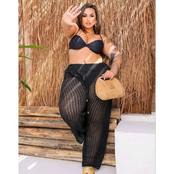 Tendência de verão saída de praia calça plus size em crochê